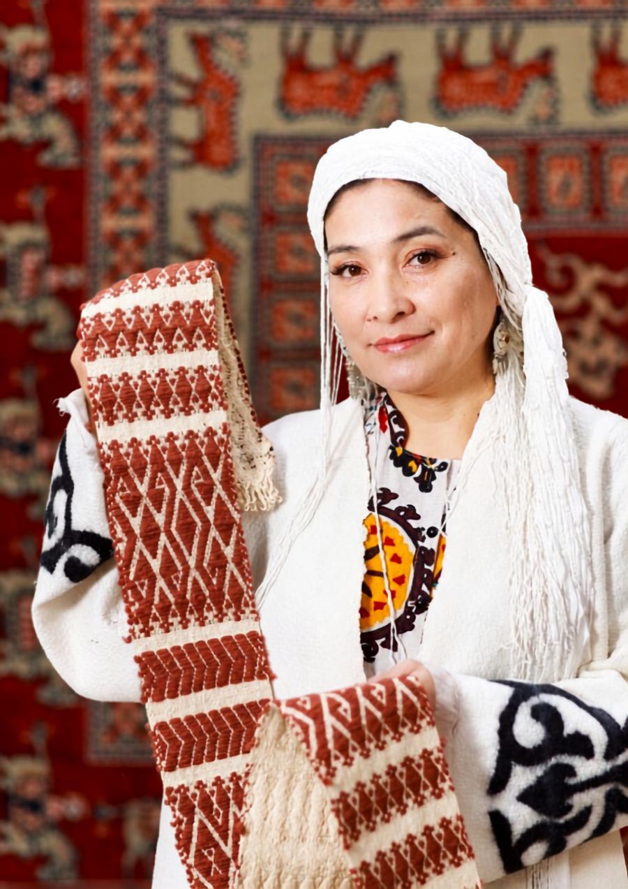Weaving decorative chiy mats from Kazakhstan